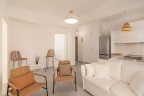 Sunny And Cozy 2bd Apt 1 min from Marina Floisvos
